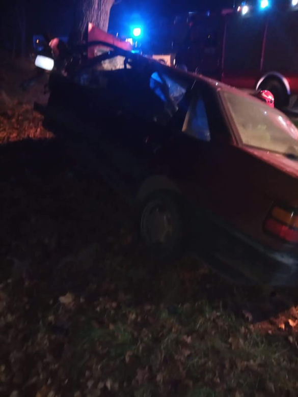 DK 66. Wypadek niedaleko Brańska. Zginął kierowca volkswagena, 18-letni pasażer w szpitalu