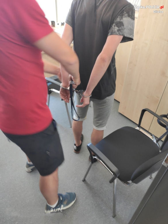 Gliwice: Uciekł z poprawczaka i napadł na starszą kobietę. Zabrał jej torebkę, a seniorka upadła na chodnik [ZDJĘCIA]