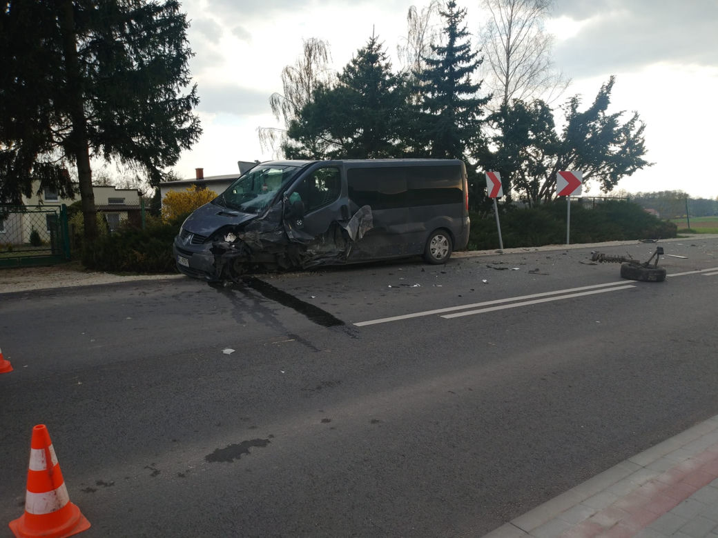 Czołówka pod Płockiem! Renault zupełnie zmiażdżone. Lądował śmigłowiec [ZDJĘCIA]
