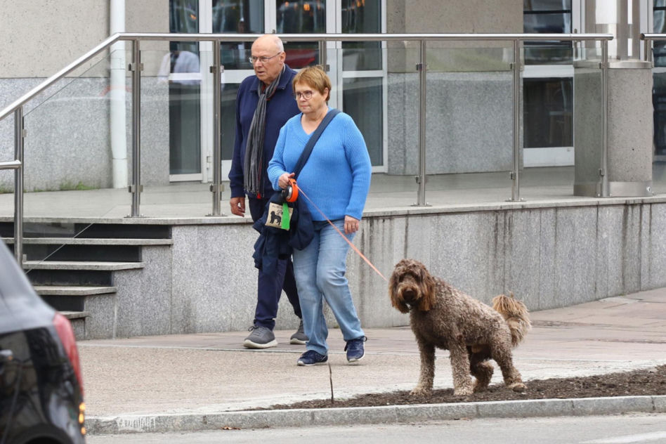 Ilona Łepkowska z mężem i psem na spacerze w Sopocie