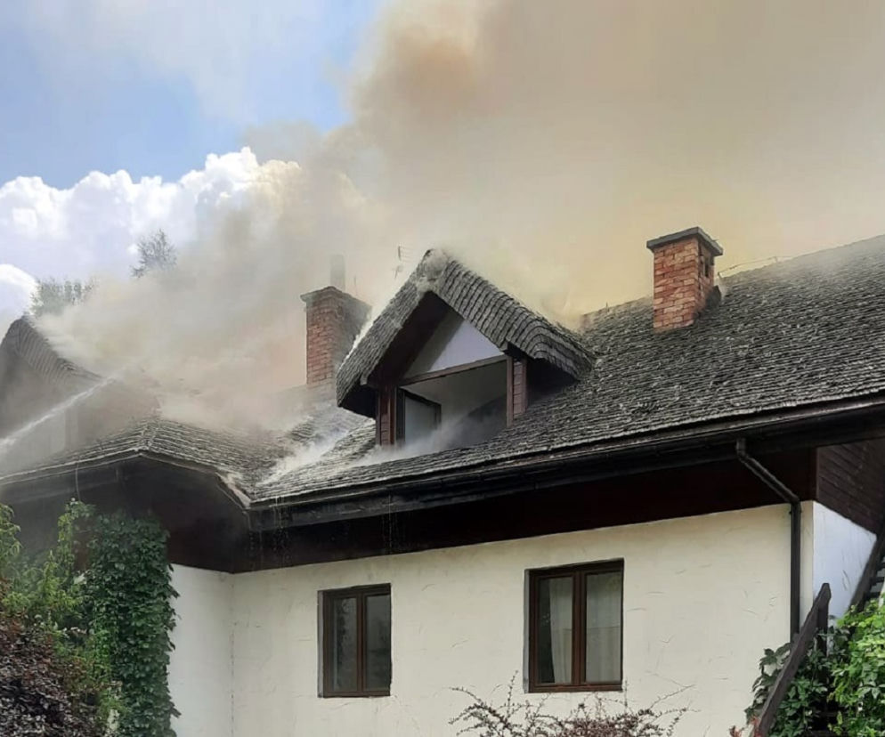 Pożar pensjonatu w Bieszczadach. Ponad 50 strażaków walczy z ogniem we wtorek, 27.07