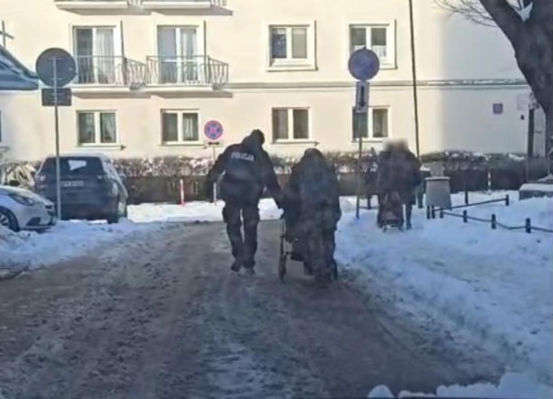 Starsza pani potrzebowała leków, a śnieg zasypał jej drogę. Nie uwierzycie, kto jej pomógł!