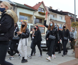 NIE JESTEŚMY INKUBATORAMI w Starachowicach też protestowali przed biurami posłów PiS 
