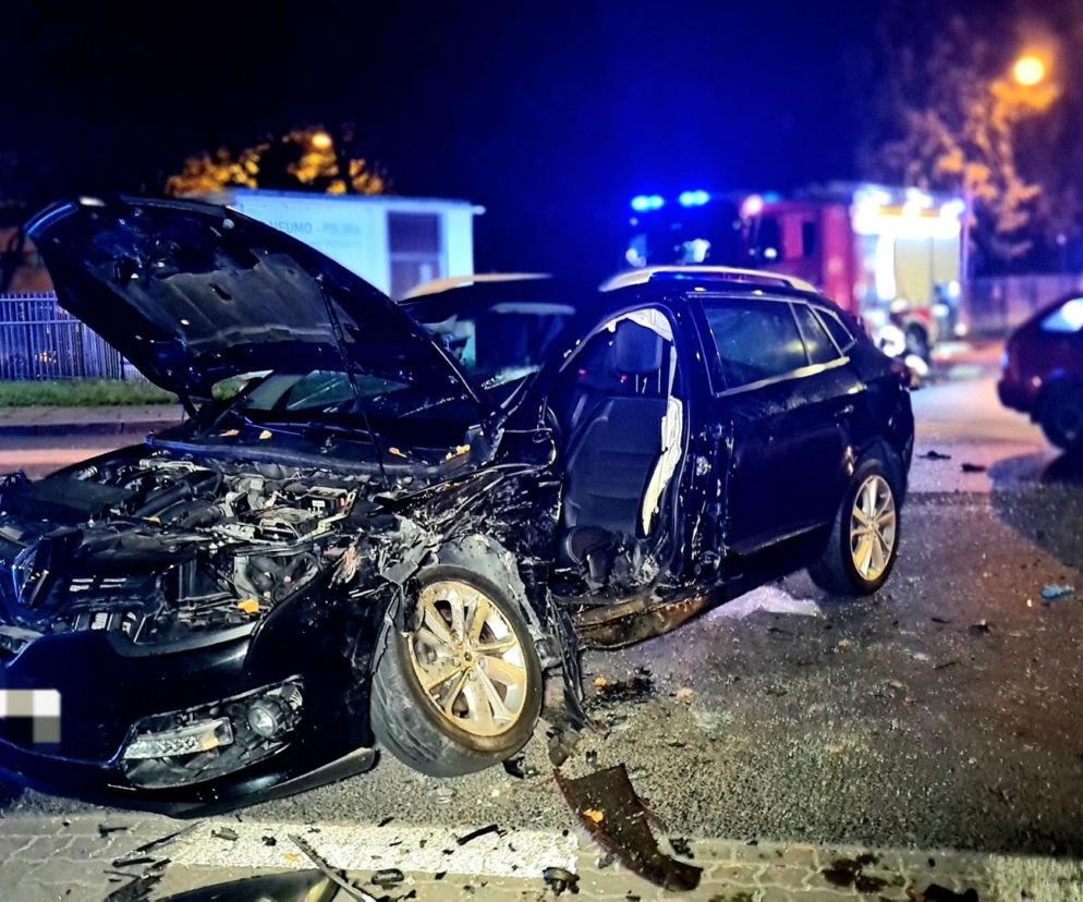 Dramatyczna akcja straży na Targówku, musieli użyć sprzętu do rozcinania aut
