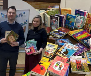 Mobilna biblioteka ruszyła w drogę do polonijnych szkół w USA. „Radość dzieci jest bezcenna”