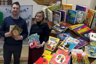 Mobilna biblioteka ruszyła w drogę do polonijnych szkół w USA. „Radość dzieci jest bezcenna”