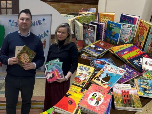 Mobilna biblioteka ruszyła w drogę do polonijnych szkół w USA. „Radość dzieci jest bezcenna”