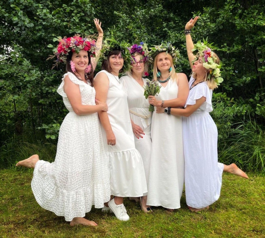 Wyjątkowe „Morsowe Wianki” ekipy "Mors Może Więcej" nad zalewem w Wąchocku. Było magicznie