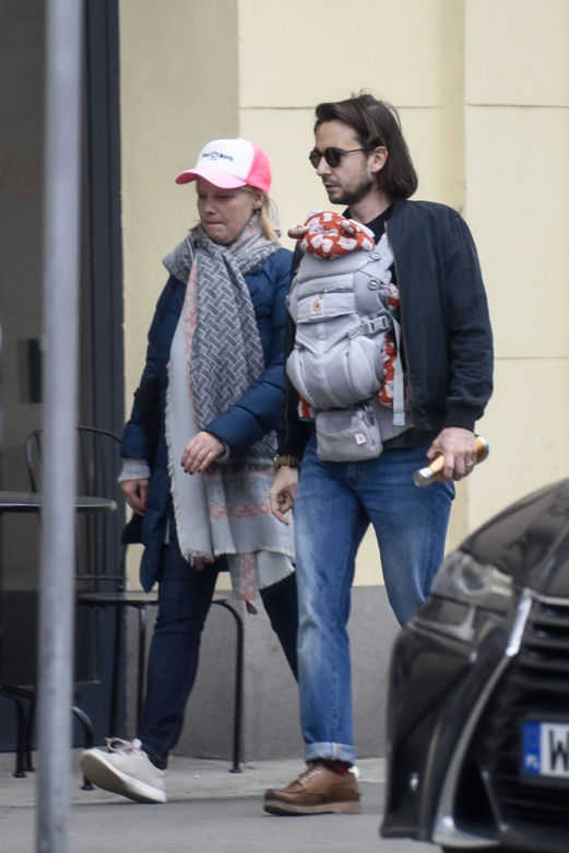 Joanna Kulig na spacerze z rodziną
