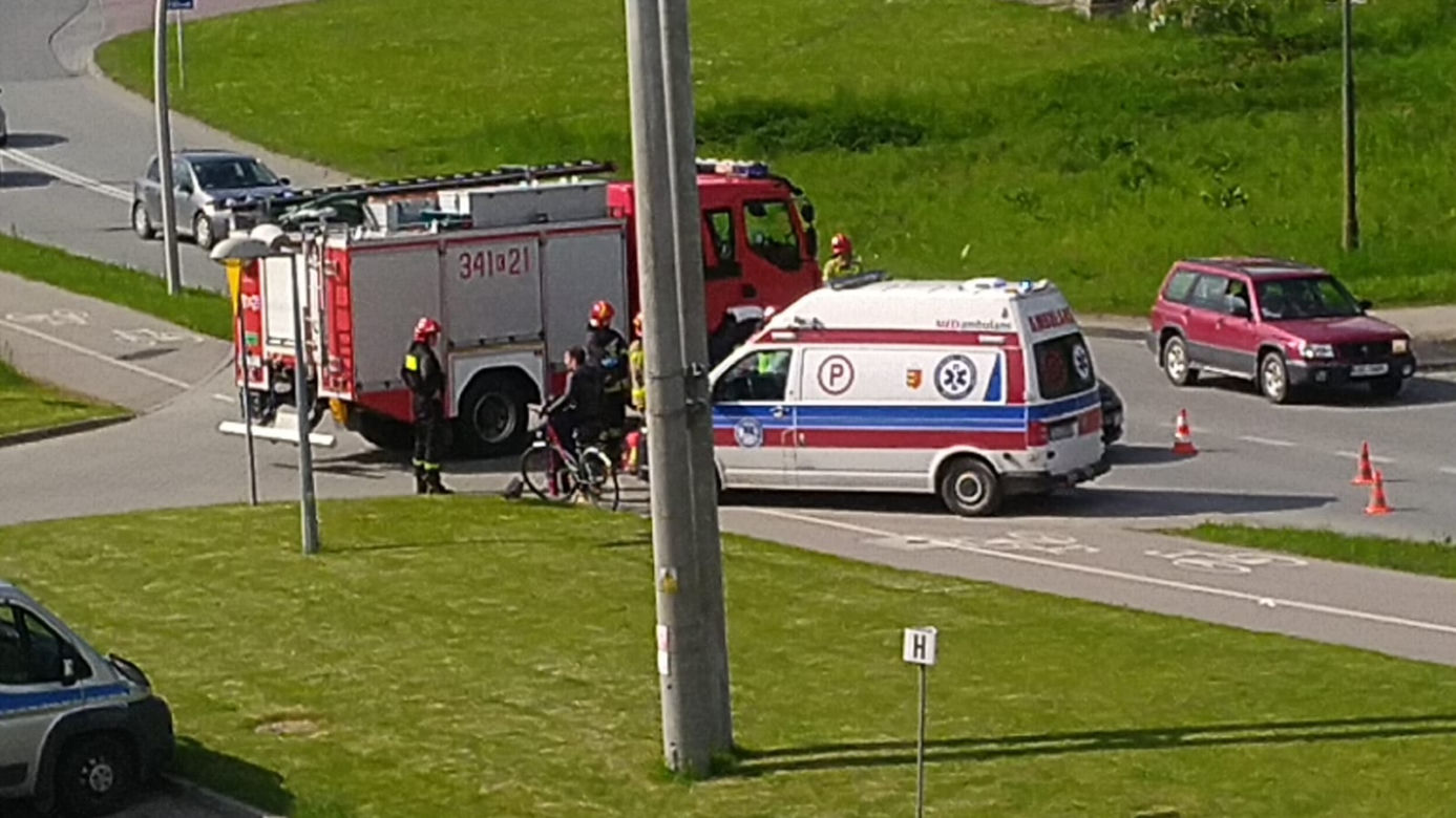 Nowy Sącz: 64-letnia rowerzystka uderzyła w osobowego citroena. Kobieta trafiła do szpitala