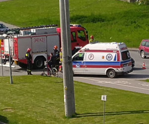Nowy Sącz: 64-letnia rowerzystka uderzyła w osobowego citroena. Kobieta trafiła do szpitala