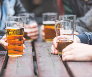 Cichy zabójca w szklance. Naukowcy alarmują: nawet mała dawka otwiera drogę groźnemu rakowi 