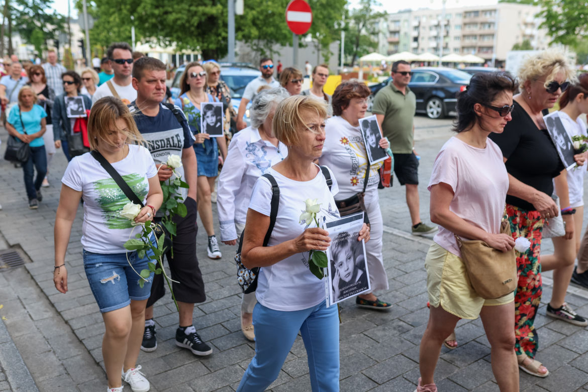 Biały Marsz dla Kamilka. Mieszkańcy Częstochowy przynieśli białe róże