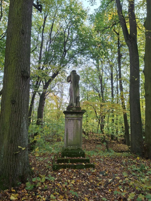 Ma ponad 125 lat i stoi obok dawnego dworu. Niezwykła figura w świętokrzyskiej wsi