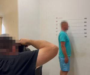 Brutalny atak na przejściu w centrum Warszawy. 33-latek bez powodu powalił pięścią mlodego Ukraińca