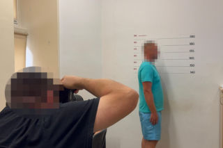 Brutalny atak na przejściu w centrum Warszawy. 33-latek bez powodu powalił pięścią mlodego Ukraińca