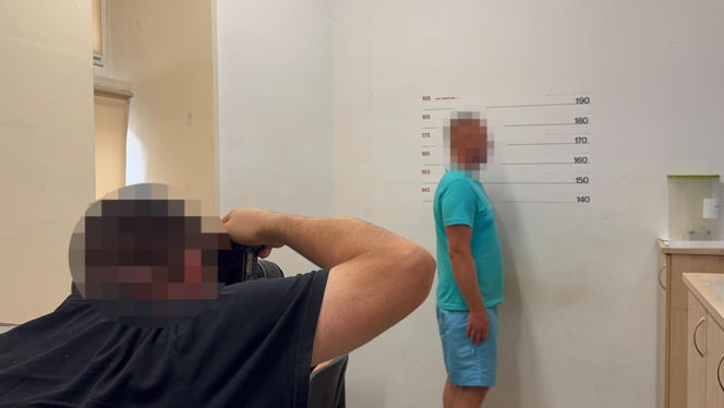 Brutalny atak na przejściu w centrum Warszawy. 33-latek bez powodu powalił pięścią mlodego Ukraińca