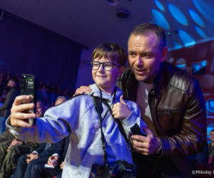 Karol Nawrocki w skórze na gali boksu