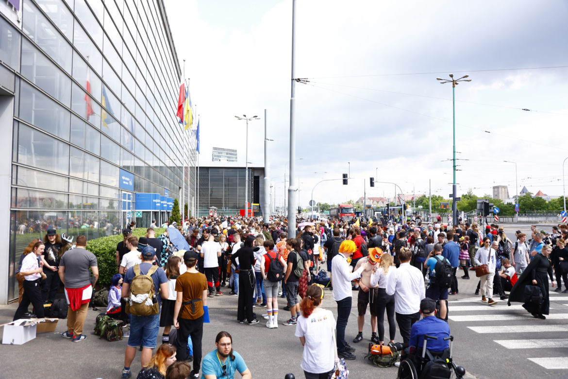 Pyrkon 2023. GIGANTYCZNA kolejka do wejścia! To rekordowa liczba uczestników! [ZDJĘCIA]