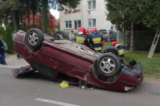 Krosno:  33-latek uderzył skodą w przepust a potem dachował [Zdjęcia]