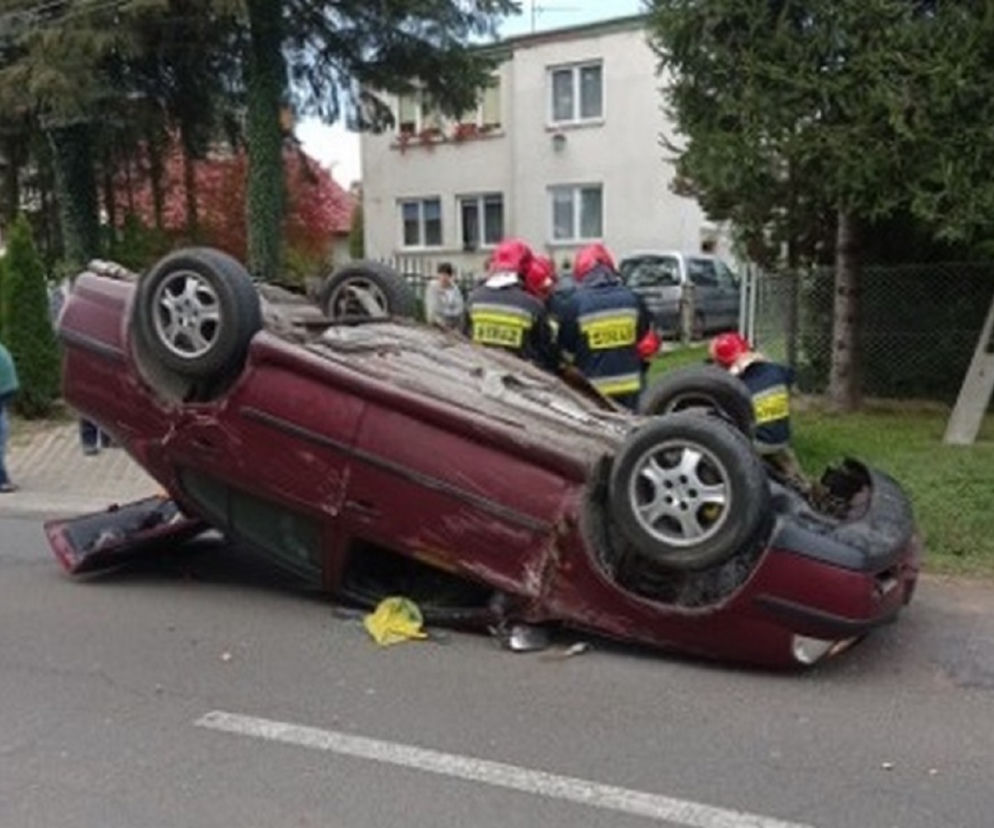 Krosno:  33-latek uderzył skodą w przepust a potem dachował [Zdjęcia]