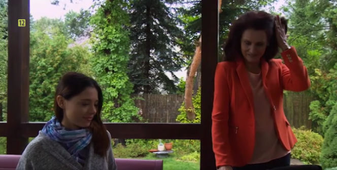 M jak miłość, Aleksandra (Małgorzata Pieczyńska), Iza (Adriana Kalska)
