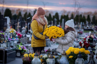 To trzy zabronione rzeczy na cmentarzu. Jedna związana jest z kwiatami na grobach. Można ściągnąć poważne nieszczęście do domu. Przesądy na 1 listopada