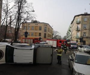 Groźny WYPADEK na 6 Sierpnia. SAMOCHÓD PRZEWRÓCONY NA BOK