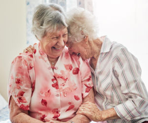 Sucha skóra, zmarszczki, a nawet trądzik. Zobacz, jak menopauza zmienia skórę i jak temu zaradzić