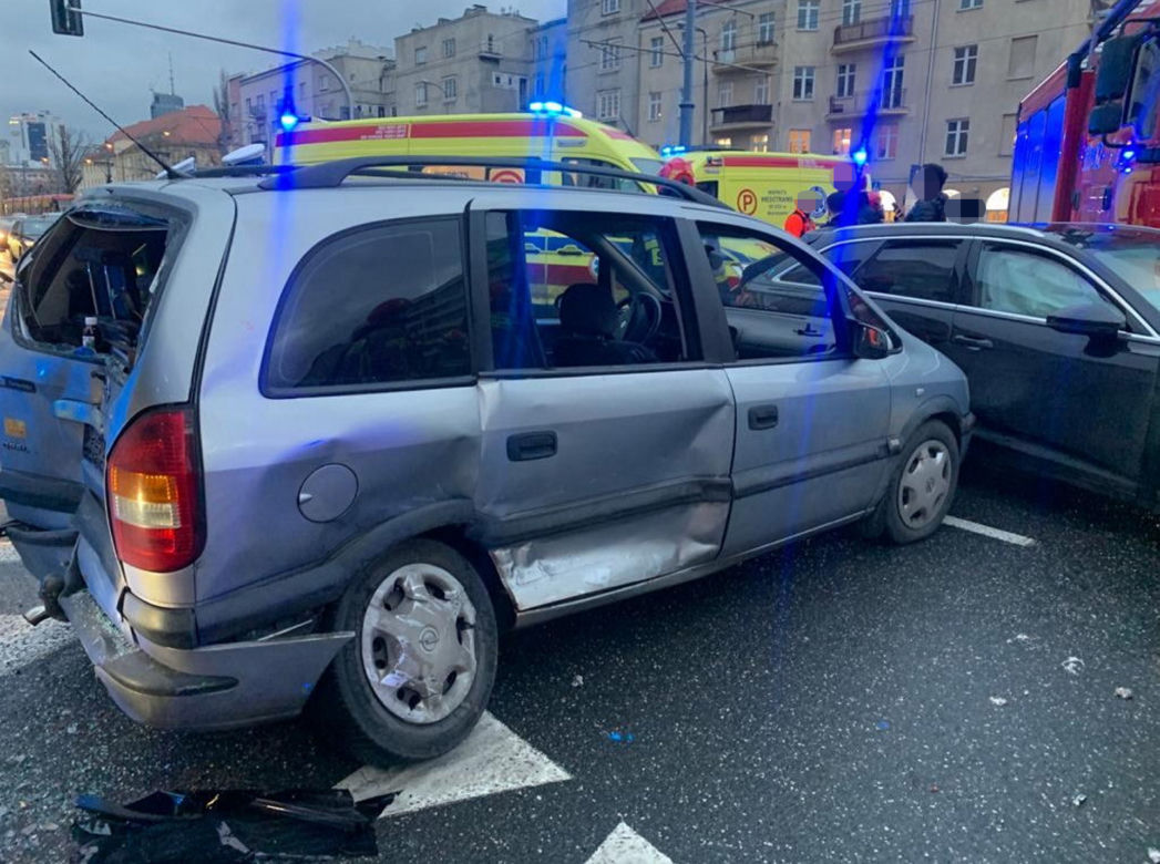 Drogowa masakra na Ochocie. Kobietę wyrzuciło z samochodu na ulicę