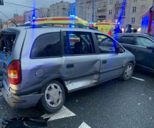 Drogowa masakra na Ochocie. Kobietę wyrzuciło z samochodu na ulicę
