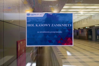Pęknięty szklany sufit na dworcu w Szczecinie. Hol kasowy zamknięty dla podróżnych