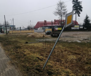 Gmina Olsztynek została ZDEWASTOWANA. Wyrwane ławki, znaki drogowe i zniszczony przystanek [FOTO]