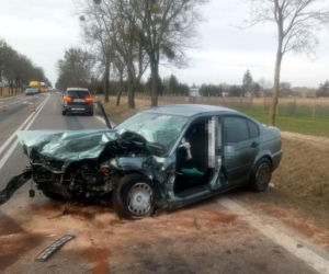 zderzenie samochodów na drodze krajowej numer 17