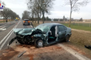 Volkswagen Passat zmiótł z drogi BMW serii 3. Wszystko przez wymuszenie pierwszeństwa