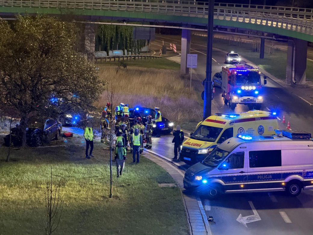 Kierowca Mercedesa pod wpływem wjechał w filar wiaduktu, odbił się i huknął w drzewo