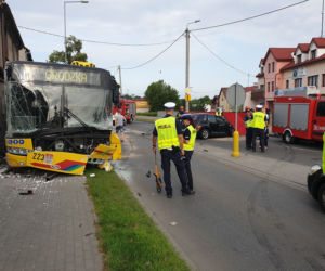 Włocławek: Zderzenie samochodu osobowego z autobusem miejskim! Jedna osoba nie żyje! 