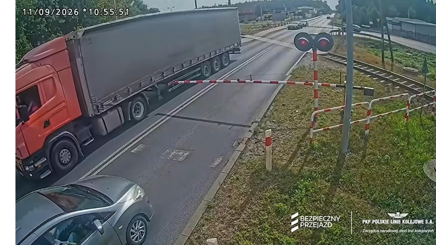 O krok od tragedii na przejeździe. Ciężarówka utknęła między rogatkami