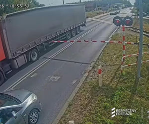O krok od tragedii na przejeździe. Ciężarówka utknęła między rogatkami