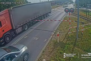 O krok od tragedii na przejeździe. Ciężarówka utknęła między rogatkami