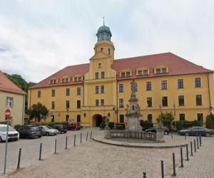 To nie muzeum ani hotel. W tym zamku w Polsce działa starostwo