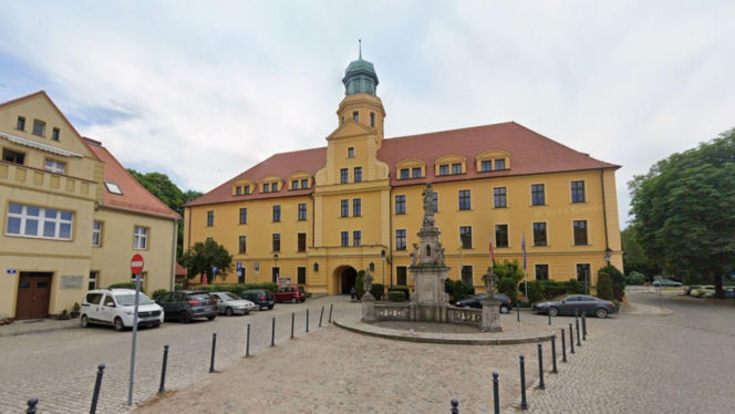 To nie muzeum ani hotel. W tym zamku w Polsce działa starostwo