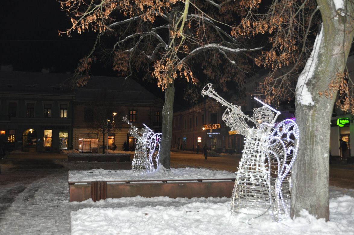 Świąteczne iluminacje i choinki w centrum Kielc