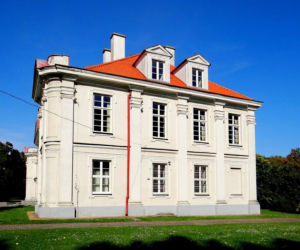 To jedno z najstarszych miast w woj. łódzkim. Było osadą słowiańską, a później siedzibą biskupów