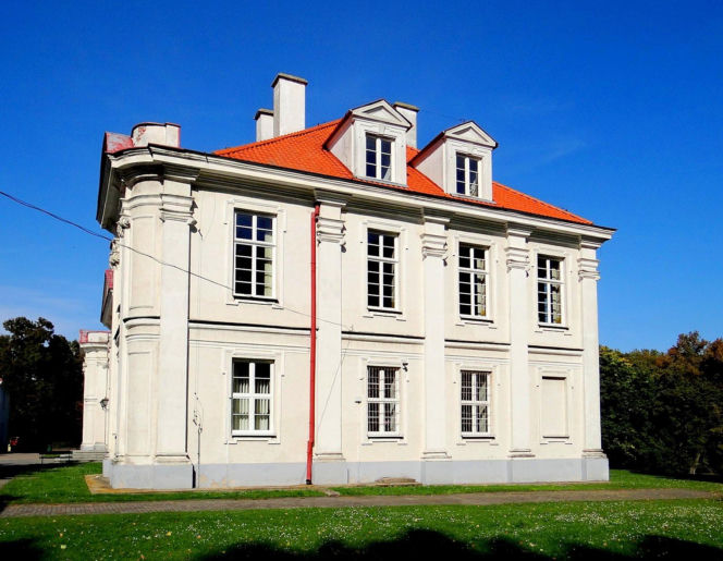 To jedno z najstarszych miast w woj. łódzkim. Było osadą słowiańską, a później siedzibą biskupów