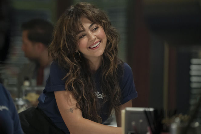 Główne role grają Ella Bright ("The Crown") i Belmont Cameli ("Byle do dzwonka").