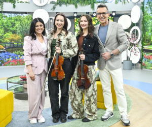 Garnitur Kasi Cichopek idealnie sprawdzi się na Komunię. Ten kolor idealnie wpisuje się w wiosenne trendy