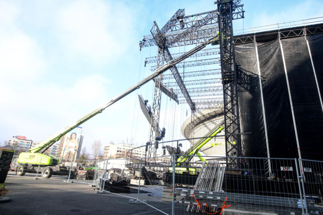 Scena Sylwestra z Dwójką TVP w trakcie budowy