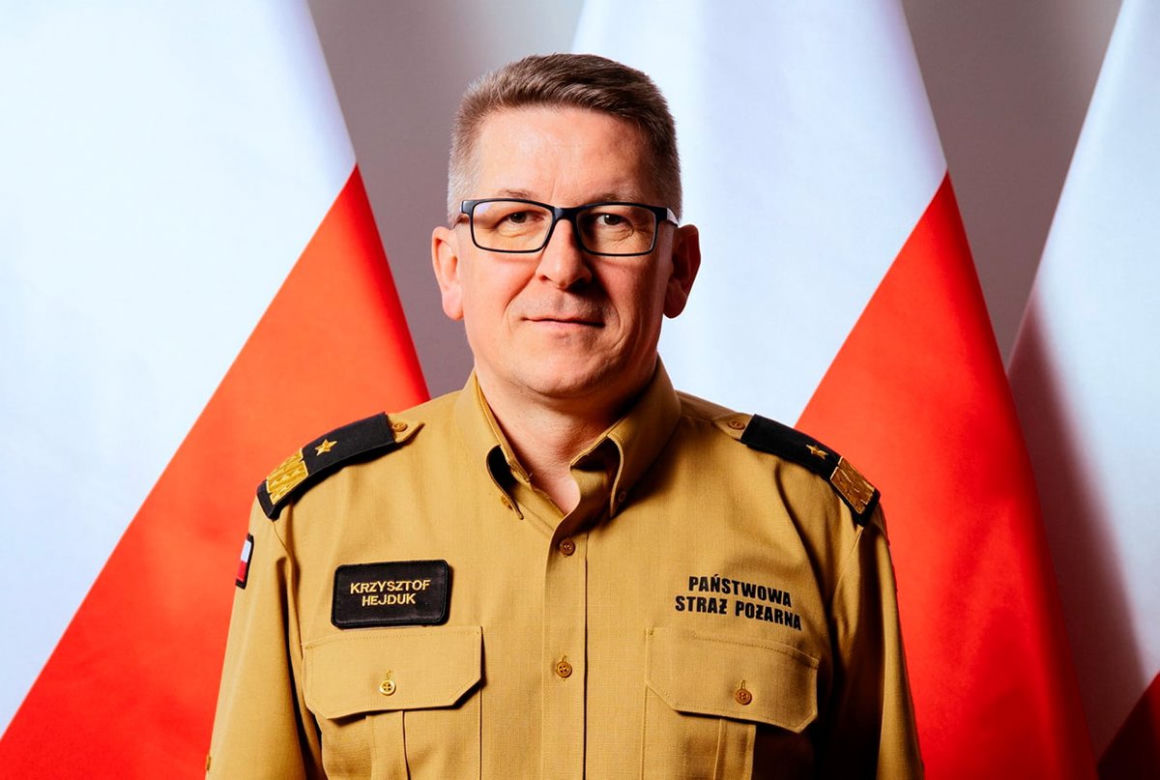 TAK mają teraz wyglądać strażacy! Będą nosić krótkie spodenki 