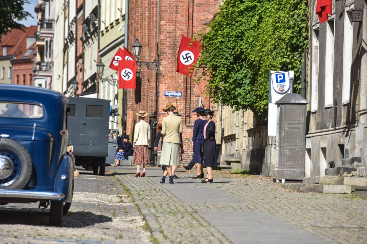 Nazistowskie symbole na starówce w Toruniu. Kręcą tam nowy film